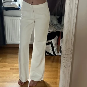 Vita linnebyxor från Zara - Knappt använda. Låg midja. Passar  i längden på mig som är 175! 