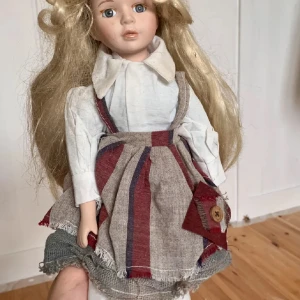 Porslinsdocka  - Supersöt porslinsdocka med kläder som kan tas av och på. 💕