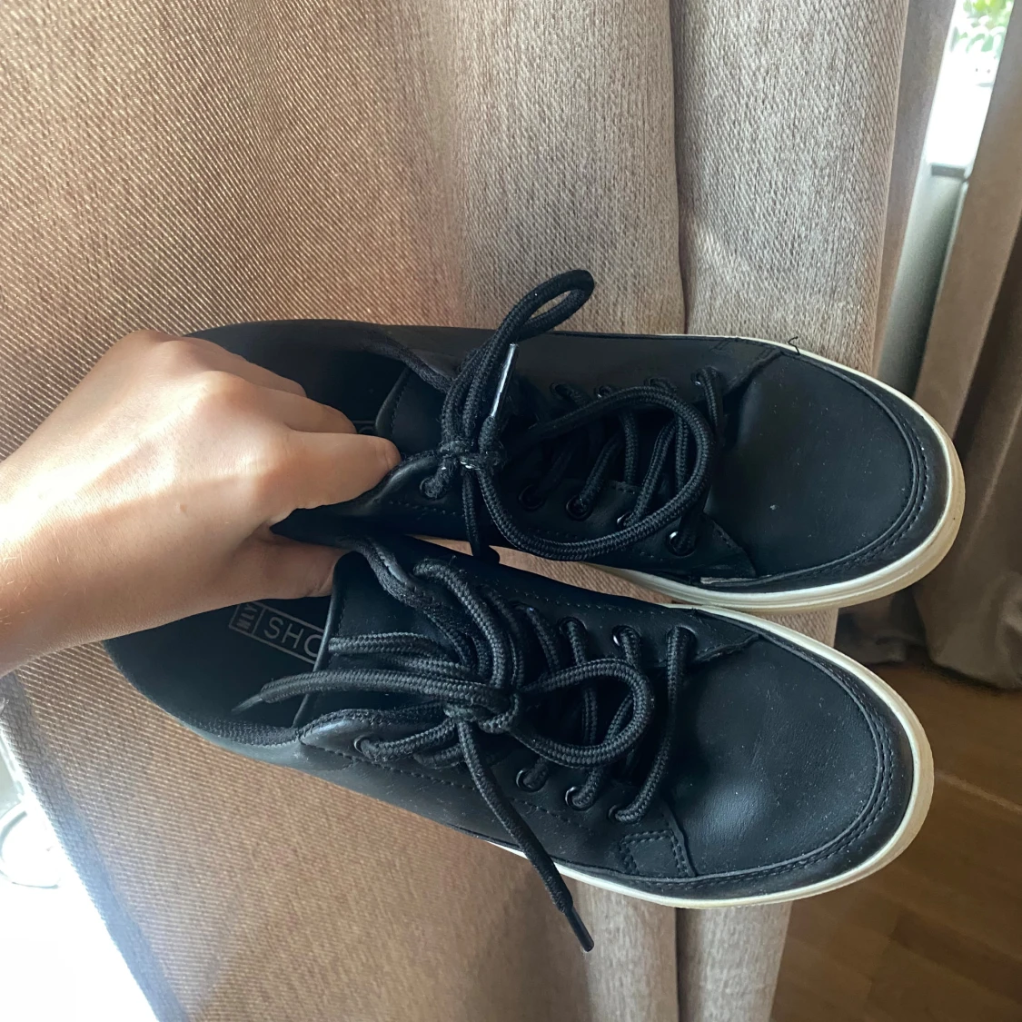 Svarta sneakers med vit platt sula - 2