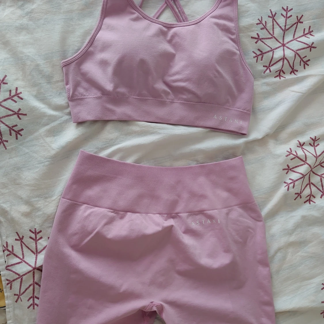 Ljusrosa träning shorts och topp från Astani, stl M/L