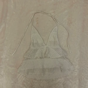 Vit volang linnetopp med knytband - Säljer en söt vit linnetopp med volanger och knytband i nacken. Från Pull & Bear i storlek Xs. Köp gärna bundle för billigt pris!! 💞💞