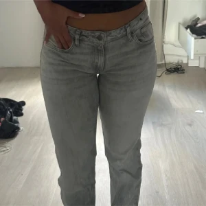 Grå raka jeans från Nelly - Mid/Low waist storlek 38💗