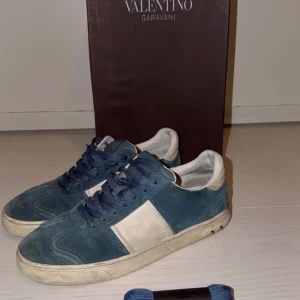 Valentino Flycrew - Säljer ett par väldigt eftertraktade men också väldigt sällsynta Valentino flycrews. Skorna är i 6.5/10 skick, 8 spikar saknas. Extra skosnören, dustbags och låda hänger med, kom med prisförslag!