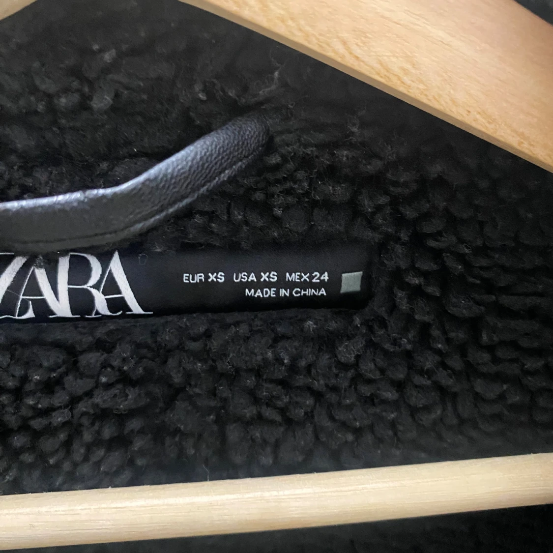 Svart teddyjacka från Zara XS - 1