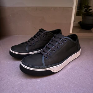 Mörkgröna Lanvins - Mörkgröna Lanvins i storlek 42 men sitter som 43, sjukt ovanliga och otroligt bra skick. Tyvärr följer ingen box med, skicka gärna prisförslag om priset inte passar 🙌