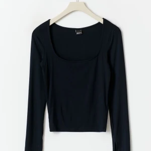 Svart långärmad croppad topp Gina Tricot - Svart långärmad topp från Gina Tricot med urringning.