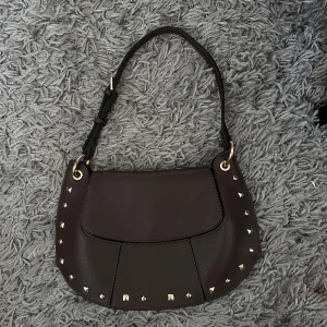 Carin Wester väska - Fin mörkbrun väska med guld nitar ifrån Carin Wester, aldrig använd 💕