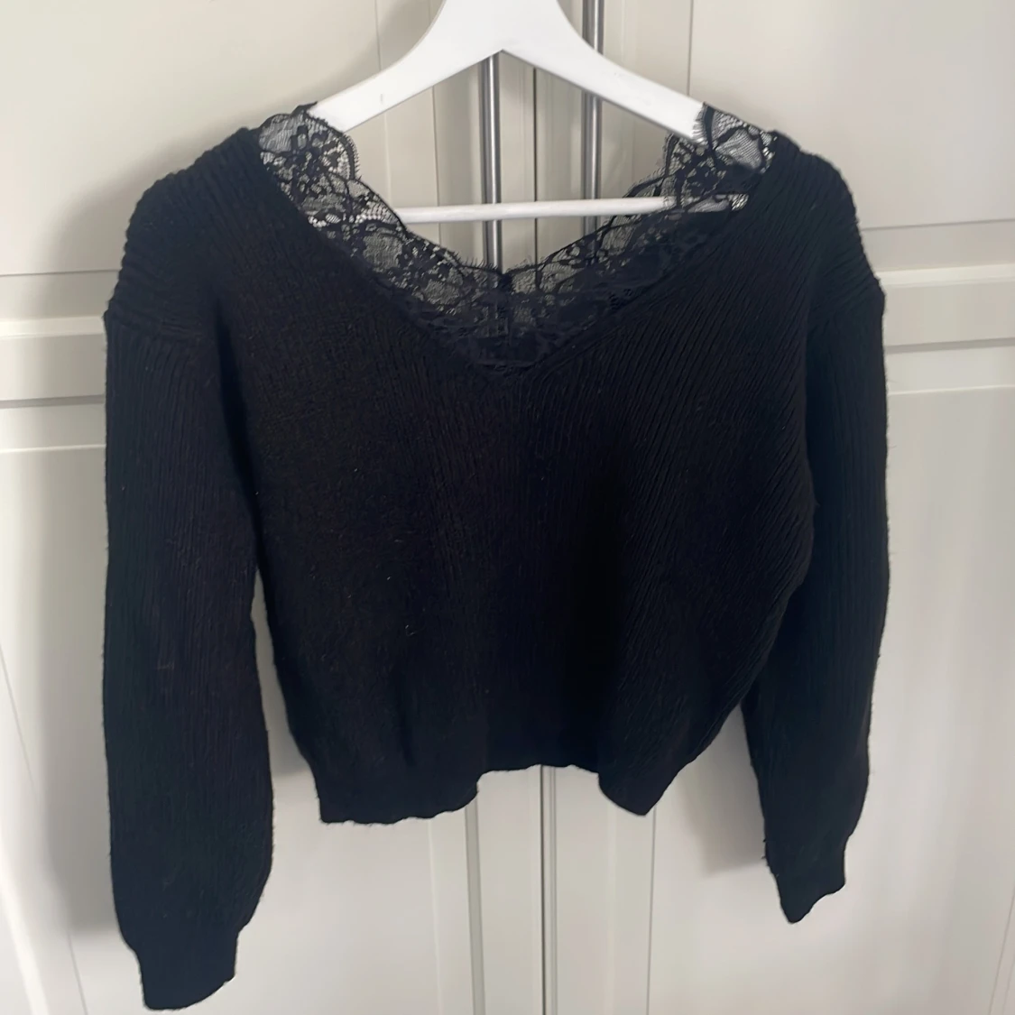 Svart stickad tröja med spetsdetalj