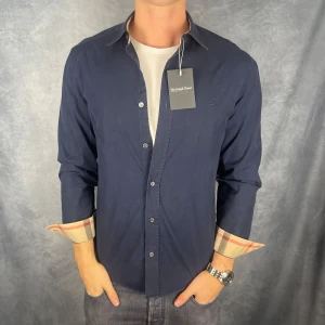 Burberry skjorta - Hej säljer nu min fina Burberry skjorta i storlek M. Den är i mycket bra skick och kommer vara otroligt snygg nu i höst. Nypris cirka 4000kr! Vi kommer att sälja liknande produkter så glöm inte följa profilen!🌊🍾