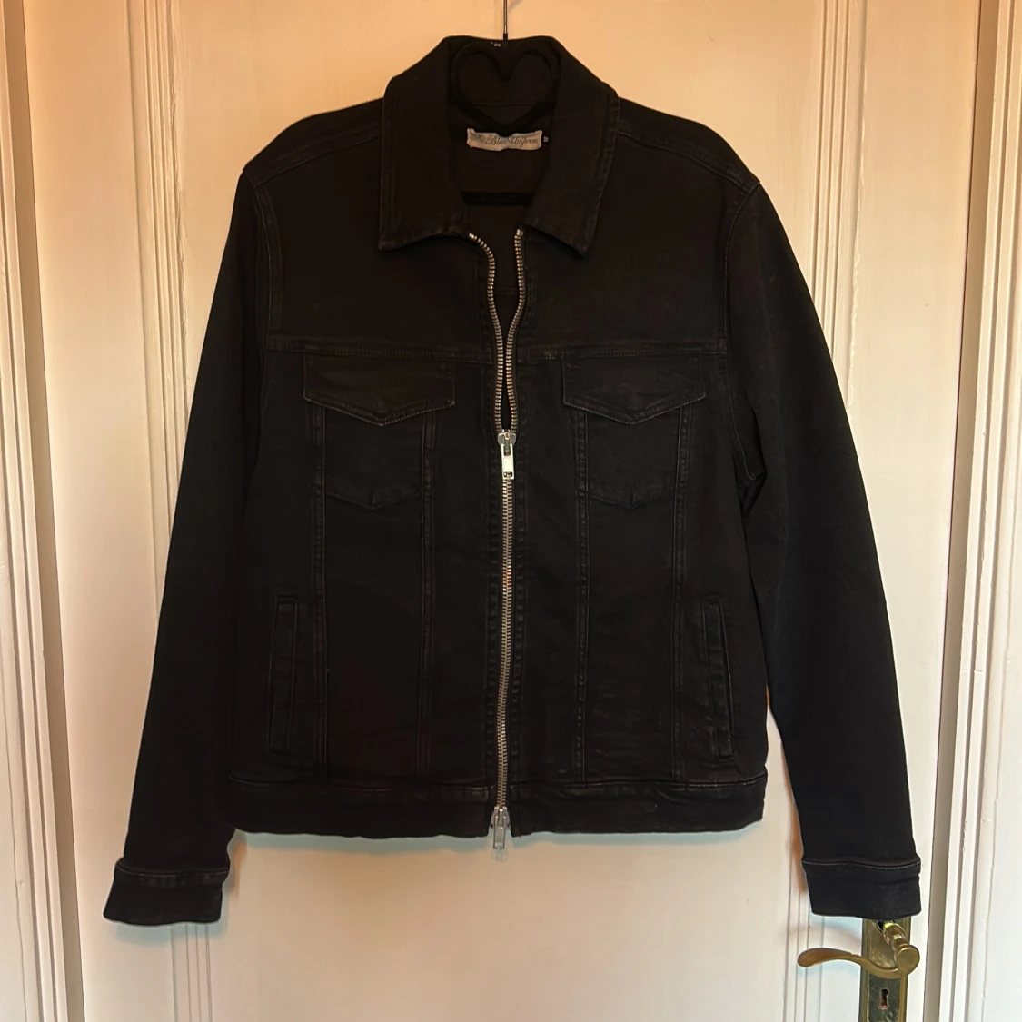 Svart jeansjacka med dragkedja