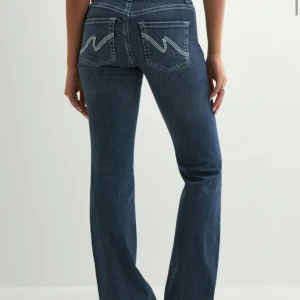 Nelly jeans - Jätte fina Nelly jeans som tyvärr inte kommer till någon användning. De är storlek M men tror att det även skulle kunna passa L för de stretchiga ni midjan. Jag är 175 cm och på mig sitter de bra!💞