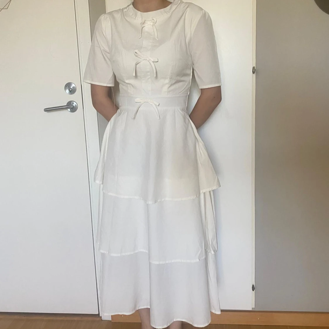 Vit långklänning med knyt och volanger