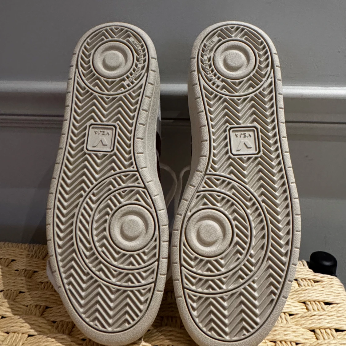 Veja V-12 vita med vinrött V  - 2