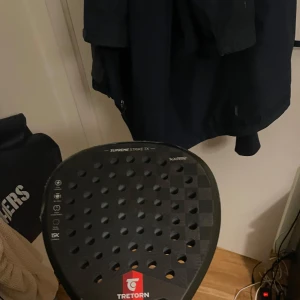 Supreme Strike TX - Tretorn Supreme Strike TX padelracket i bra skick. Lätt och kraftfull modell med kolfiberyta och 15K struktur. Perfekt för både motionärer och tävlingsspelare.