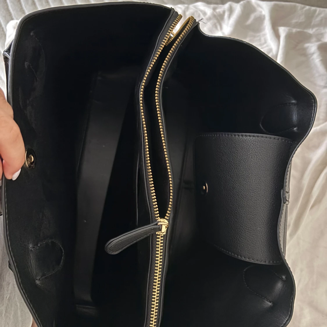 Svart axelväska i skinnimitation - 1