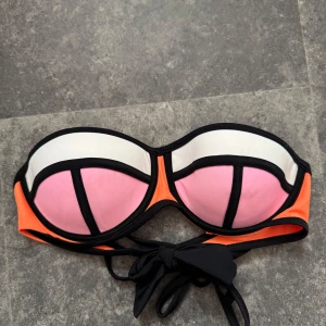 Triangl Bikini - Man kan använda den på två olika sett. Man kan ta bort banden eller ha kvar. Storlek S men passar oxå Xs.Den har lite push up.  Pris kan diskuteras 🩷