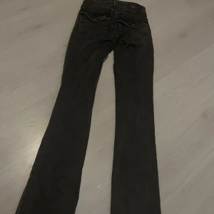 Svarta bootcut jeans från Perfect Jeans - Säljer ett par svarta bootcut jeans från Gina tricot  i storlek 32.  Helt nya och aldrig använd 💕💕