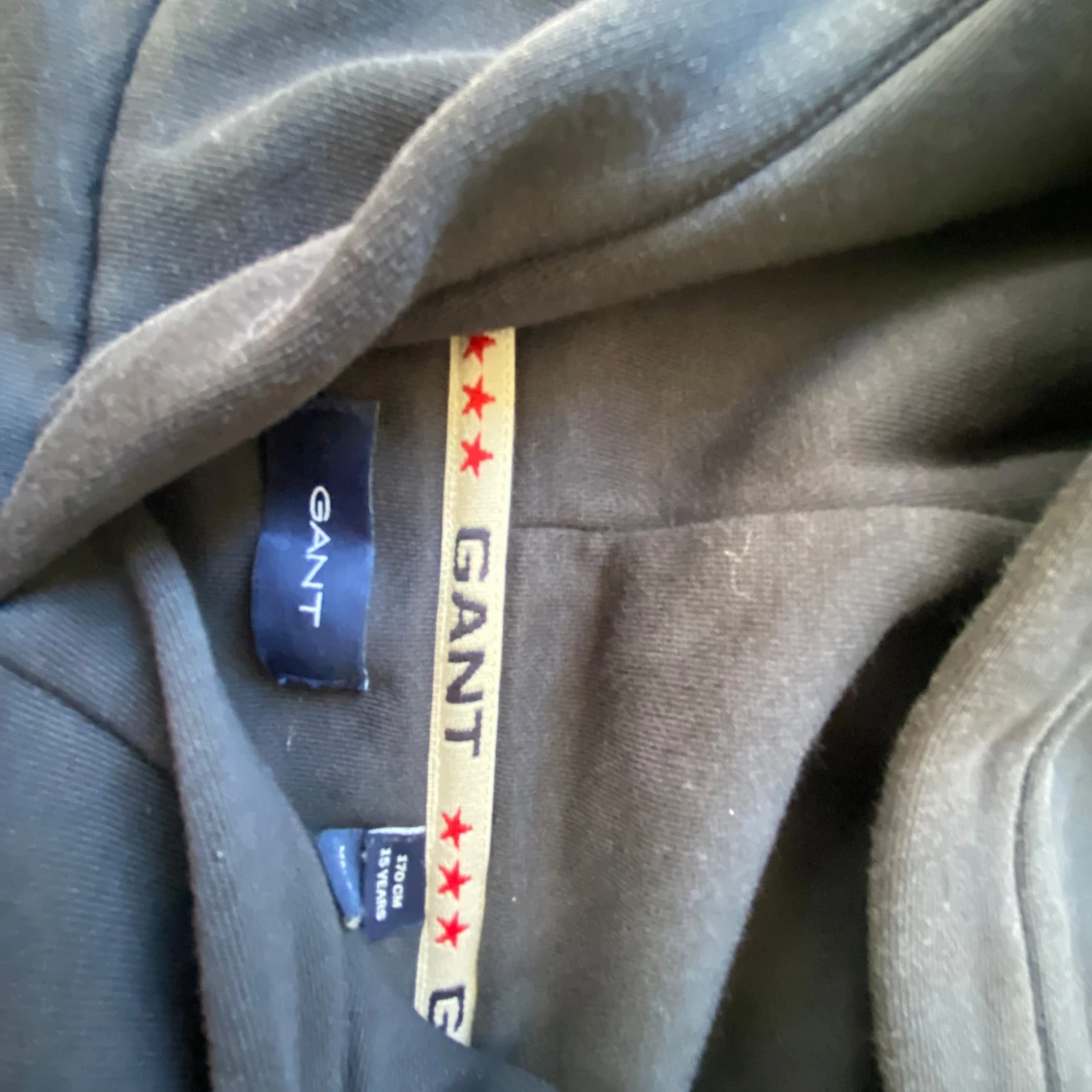 Svart hoodie från GANT med tryck - 1