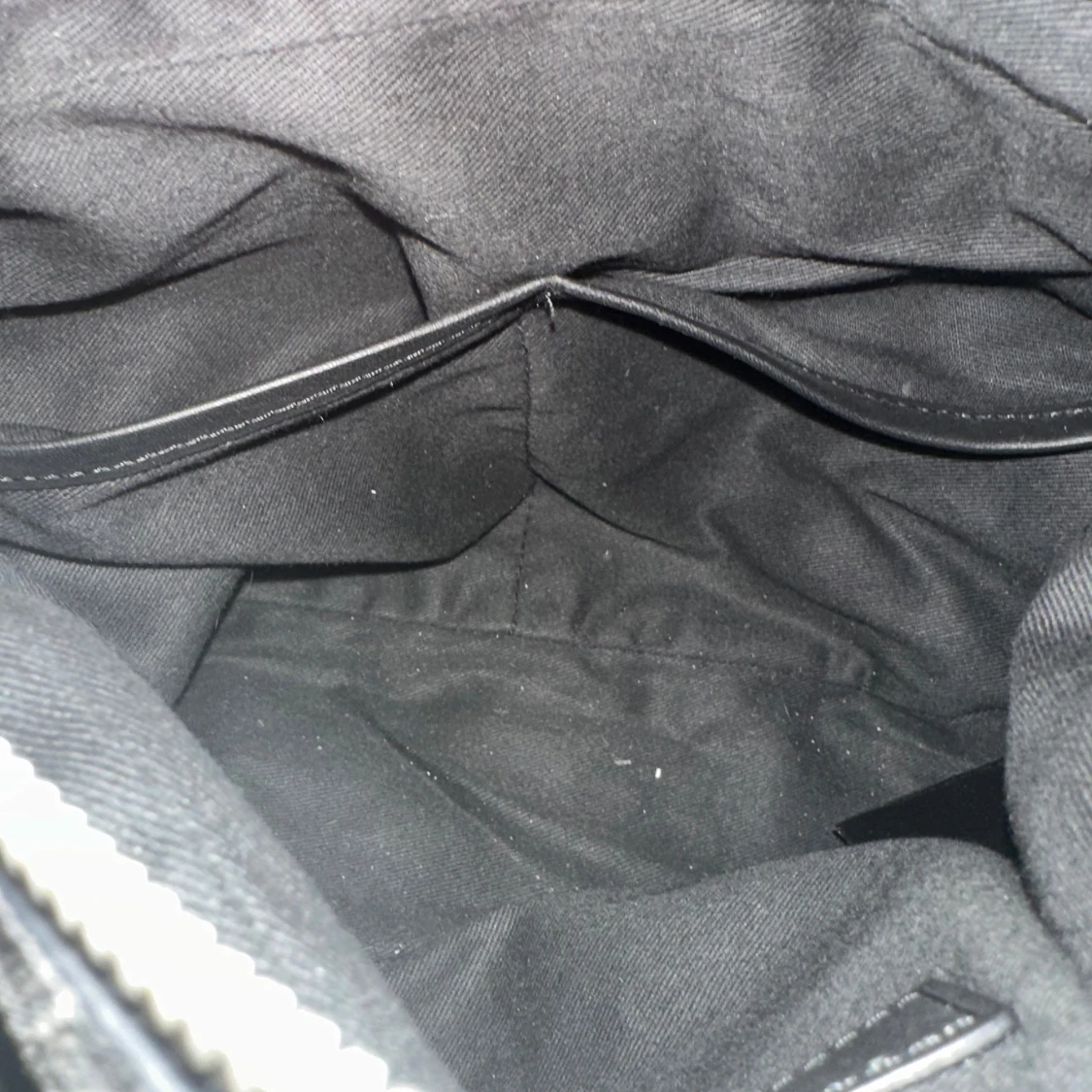 Svart axelväska i mocka från COS - 1