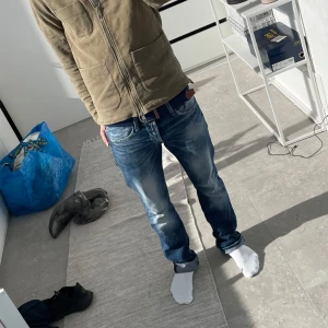 Selvedge jeans med hög kontrast fade - Säljer ett par selvedge jeans från replay då det är för långa för mig. Storlek: 30, 32 och sitter straight / slimfit. 