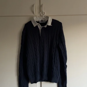 GANT Mörkblå kabelstickad tröja - Tja, säljer min Mörkblåa Kabelstickade tröja från GANT. Den har en insydd vit krage med detaljer på insidan av kragen ljusblå och vita ränder. Sjukt snyggt. Den är i storlek M och är perfekt i passformen. Hör av er vid frågor👍🏻