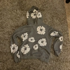 Grå hoodie Denim Tears - Säljer en grå hoodie från Denim Tears. Är inte riktig men väldigt nära äkta.