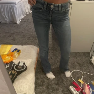 Blå bootcut jeans  - Säljer ett par blå jeans med bootcut. Dem är lågmidjade. 