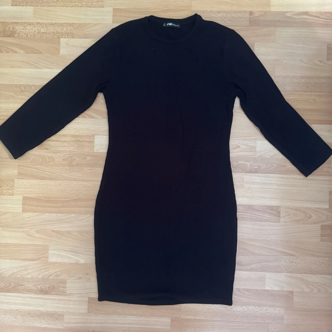 Svart ribbad klänning FB Sister