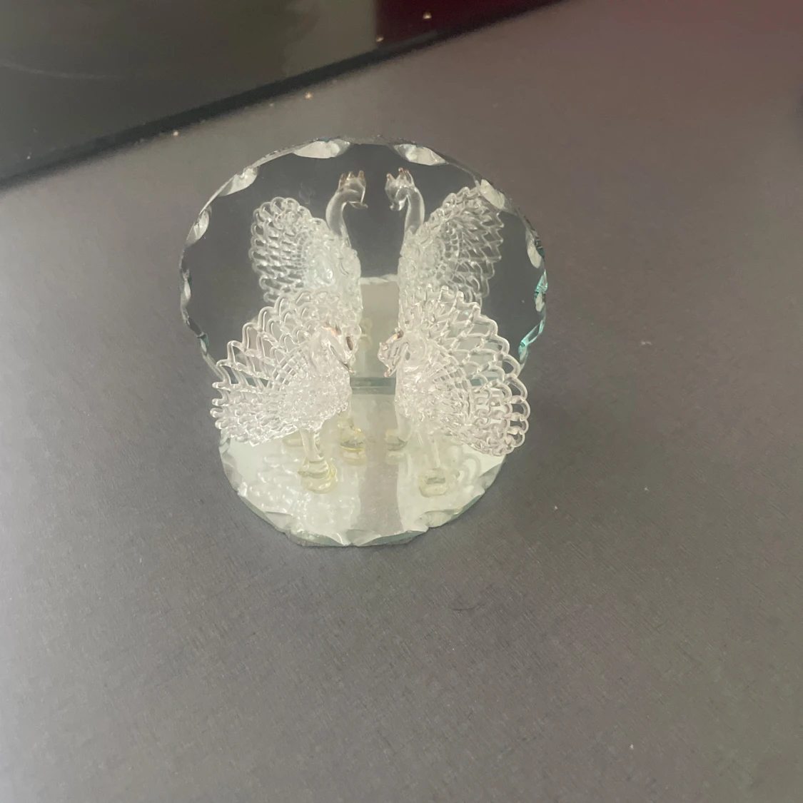 Glasprydnad med två svanar