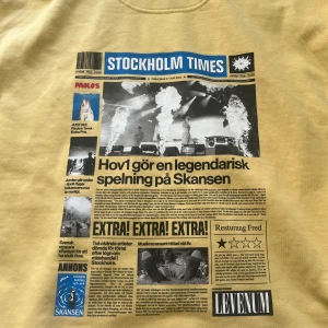 Hov1 hoodie - Hov1 hoodie köpt på spelningen 2022. Ursprungligen en XL men en sömmerska har sytt in det till en ca M/S. Insytt på sidorna samt ärmarna. Observera att längden är den samma som XL men ej vart problem för mig. Har vikt in den se bilder. Tröjan kommer ej till användning :) 