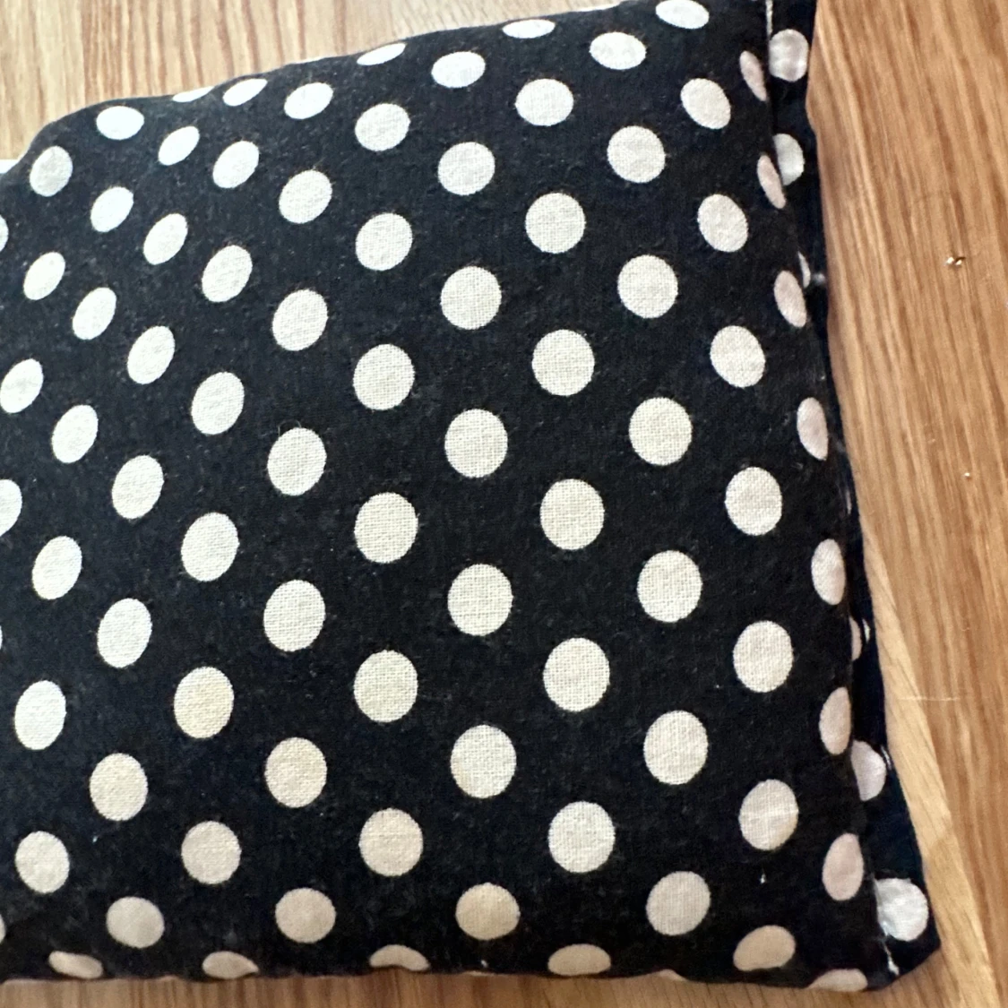 Svart Prickig Vetekudde - 2