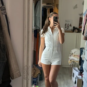 Vit playsuit - Superfin playsuit som inte används längre 💕 Jag är 160cm för referens!