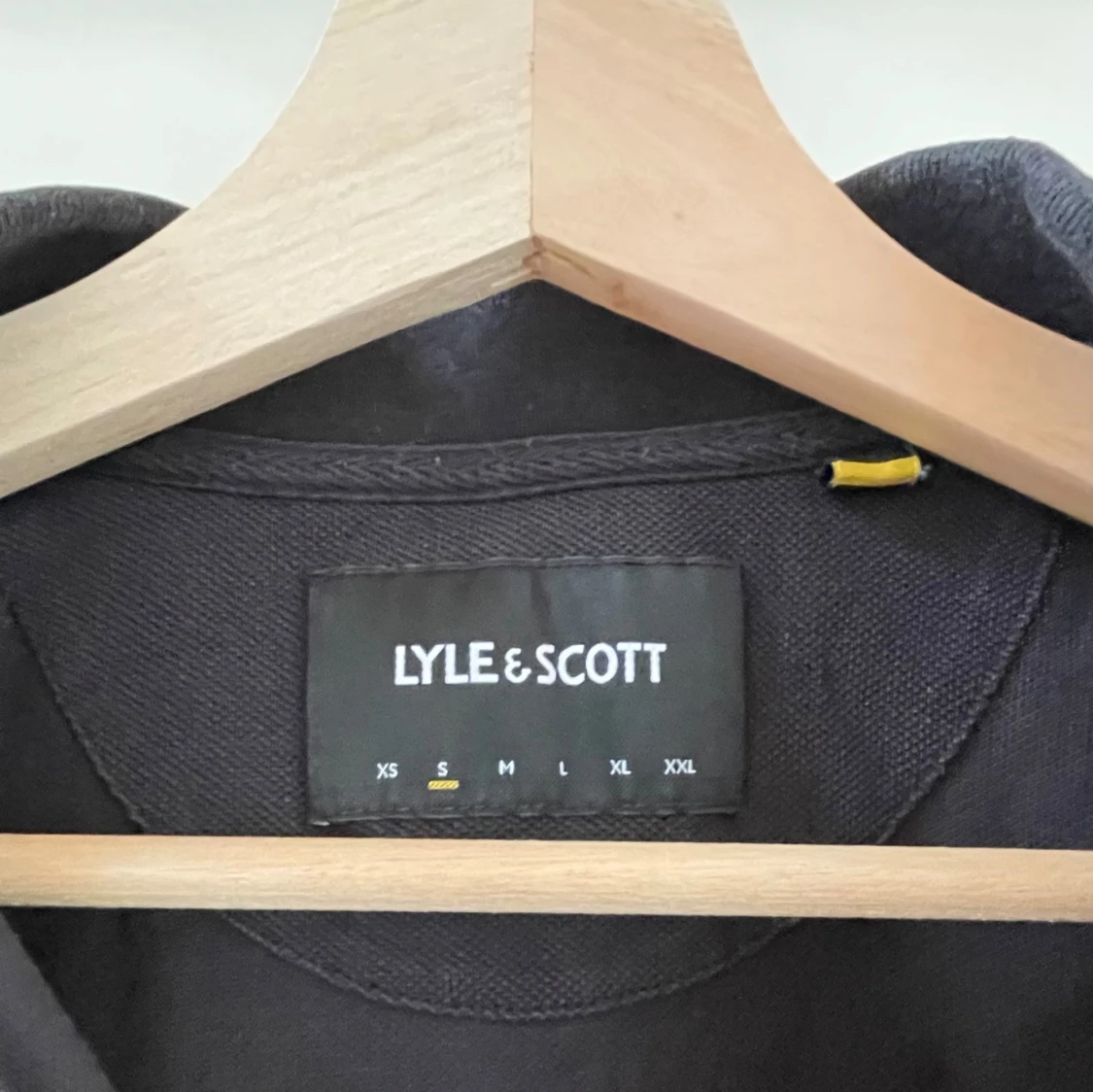 Svart pikétröja från Lyle & Scott S - 2