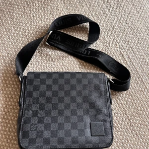 Axelremsväska med klassiskt mönster, oanvänd - Snygg och stilren väska, aldrig använd. 