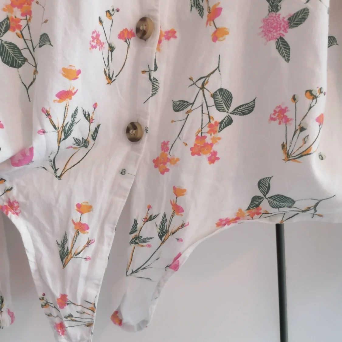 Vit blommig blus med knyt och knappar - 2