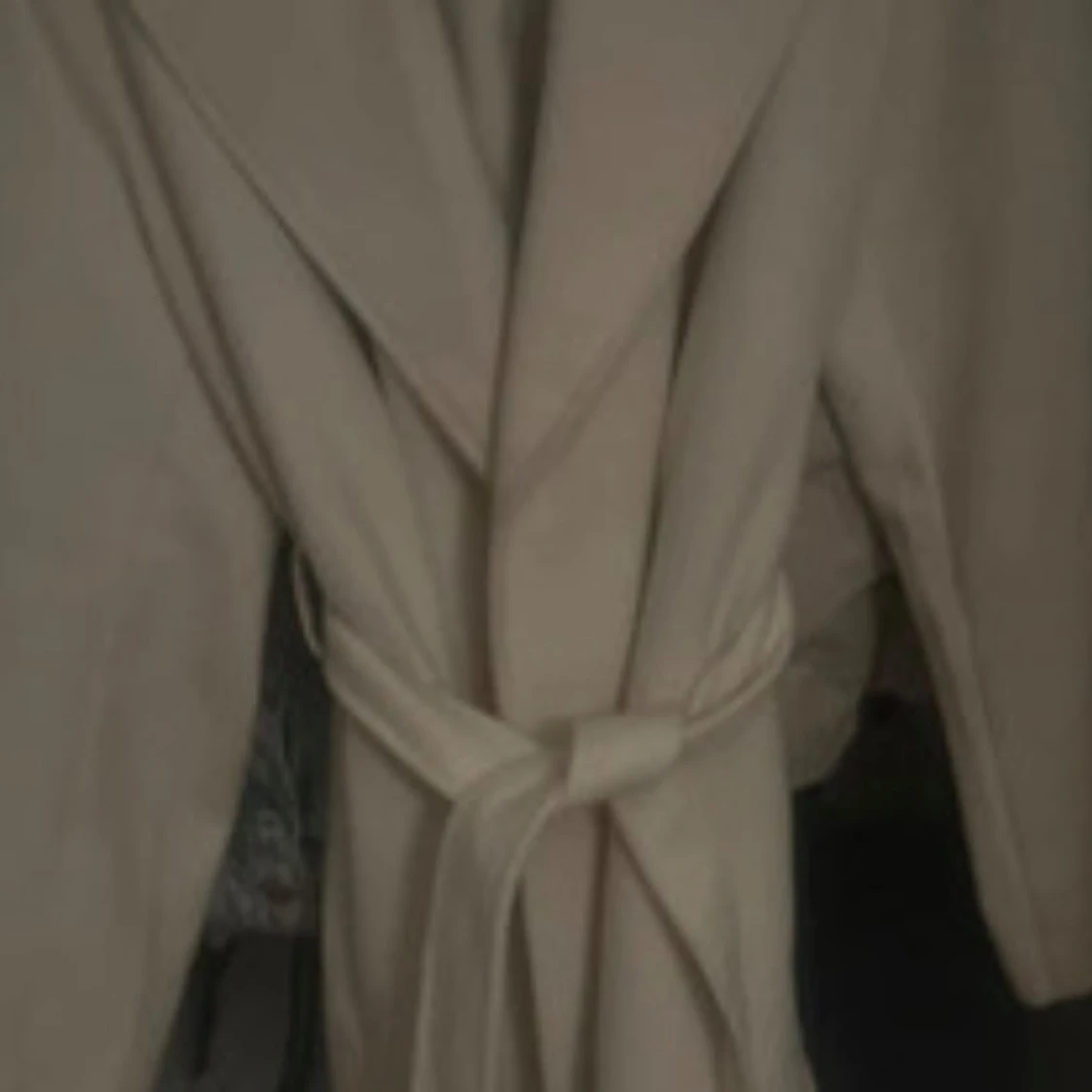 Beige kappa med bälte och krage