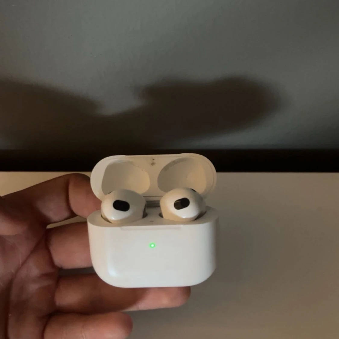 AirPods 4 - 1