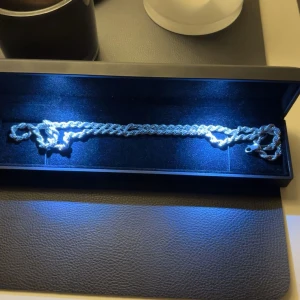 Cordell silver  - Säljer ett snyggt halsband i silverfärg med tvinnad kedja och karbinlås. Kedjan har en robust och stilren look som passar perfekt till streetwear eller för att lyfta din outfit. Perfekt accessoar för dig som gillar chunky smycken. 4mm tjockt helt nytt äkta silver 