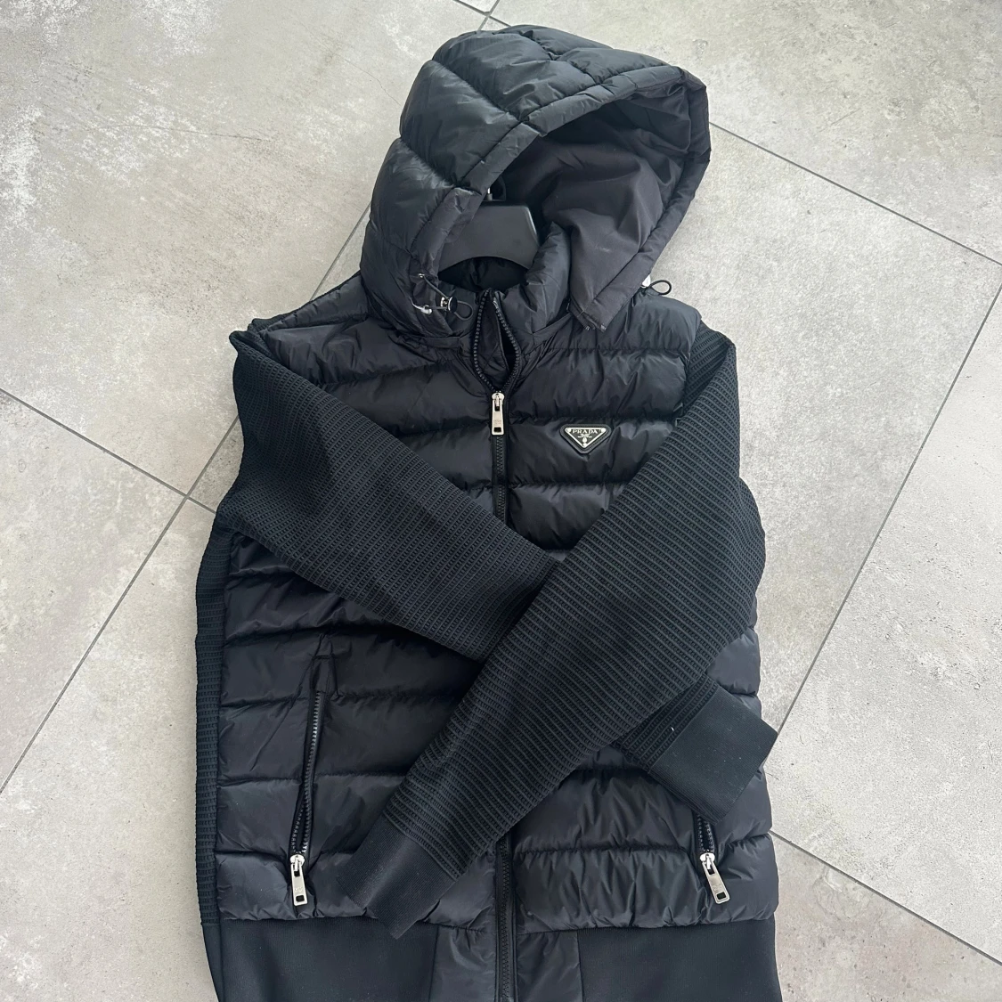 Svart pufferjacka från Prada med huva - 1