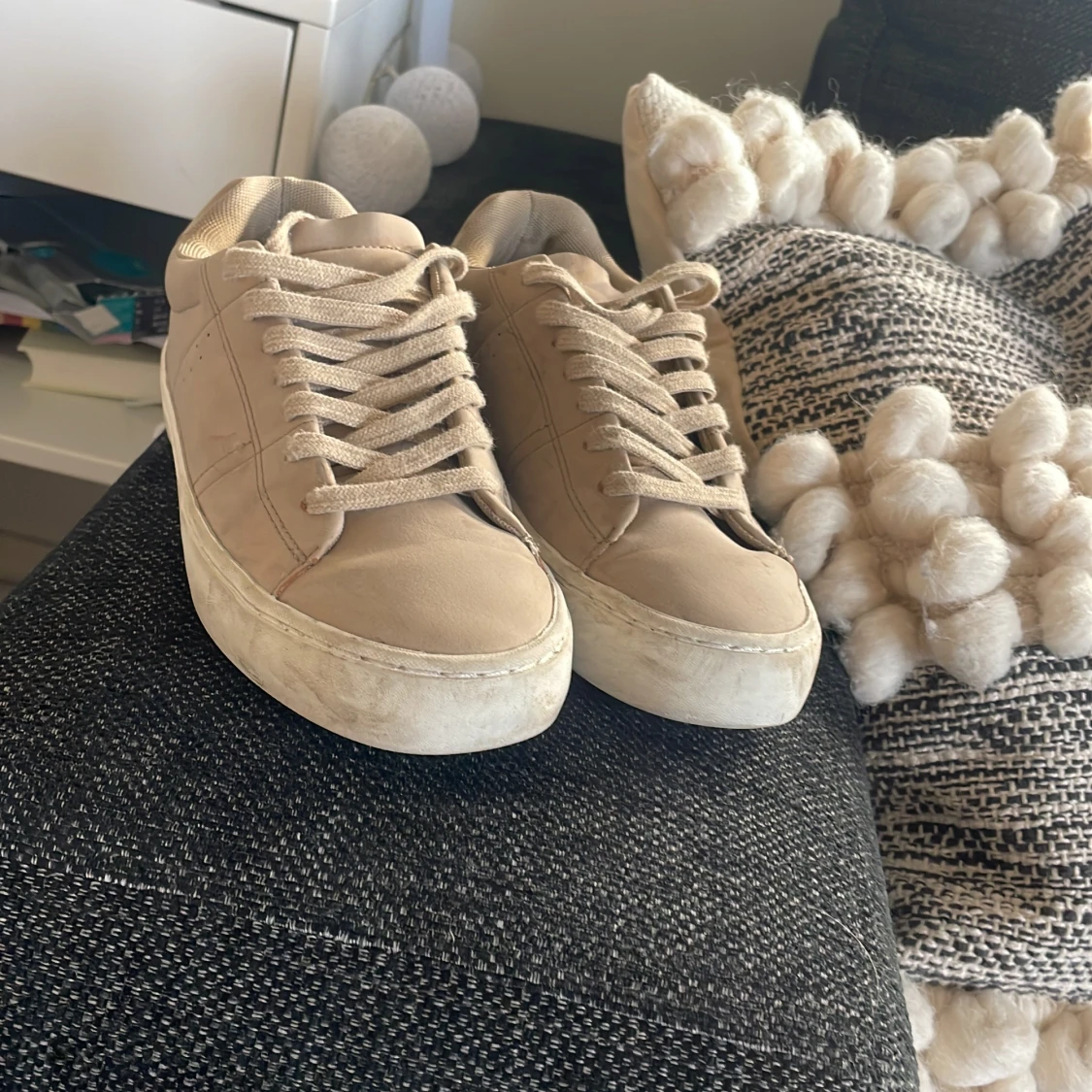Beige sneakers från ZARA - 1