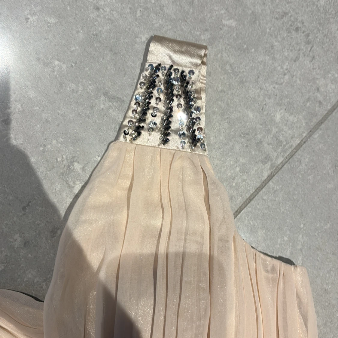 Champagnefärgad one shoulder-klänning - 4