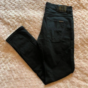 Nudie jeans - Säljer mina nudie jeans då dom inte längre passar. Dom är i väldigt bra skick, som nya och i storlek W32 L32. Skriv om frågor eller bilder!🔥