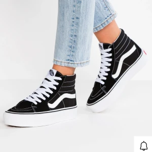 Svarta Vans sneakers  - Säljer ett par klassiska svarta Vans sneakers med vit sula och vit sidodetalj. Skorna har hög modell, snörning och platåsula. Har inte använts så många gånger, pris kan diskuteras💗