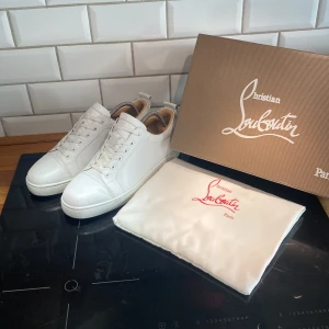 Christian Louboutin  - Tja! Säljer nu dessa as feta loubsen som är i väldigt bra skick och allt og ingår! Nypris ungefär 7000kr! Bra i storlek och skönt matrial. Skriv om minsta lilla fundering!
