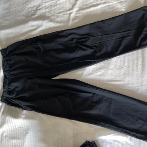 Svarta Nike Dri-FIT träningsbyxor M - Utsläppta Nike byxor, relativt använda, behövs fixa hos skräddan då sömen där back har gått upp 