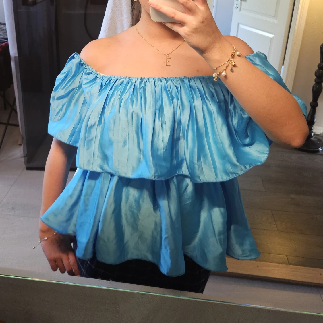 Blå offshoulder volangtopp