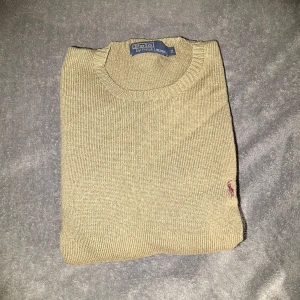 Ralph Lauren stickad tröja - Säljer nu denna asfeta tröjan från Ralph Lauren i 100% Lammull! Jättefint skick, bara vanligt slitage förutom en pytteliten lagning på höger ärm, som knappt syns. Storlek M, hör av er vid frågor, Mvh
