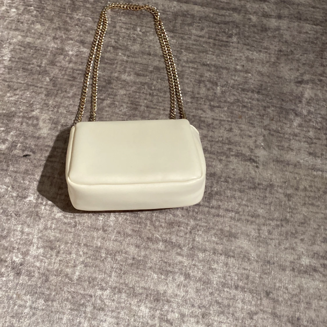 Vit axelväska med guldkedja - 1