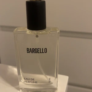 Bargello Eau de Parfum 50ml - Stilren parfym från Bargello i smidig 50 ml flaska. Perfekt för dig som vill ha en fräsch doft i vardagen. Enkel att ta med i väskan och passar dig som gillar minimalistisk design.