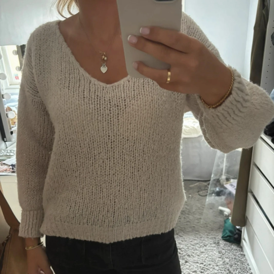 Beige stickad tröja med v-ringning